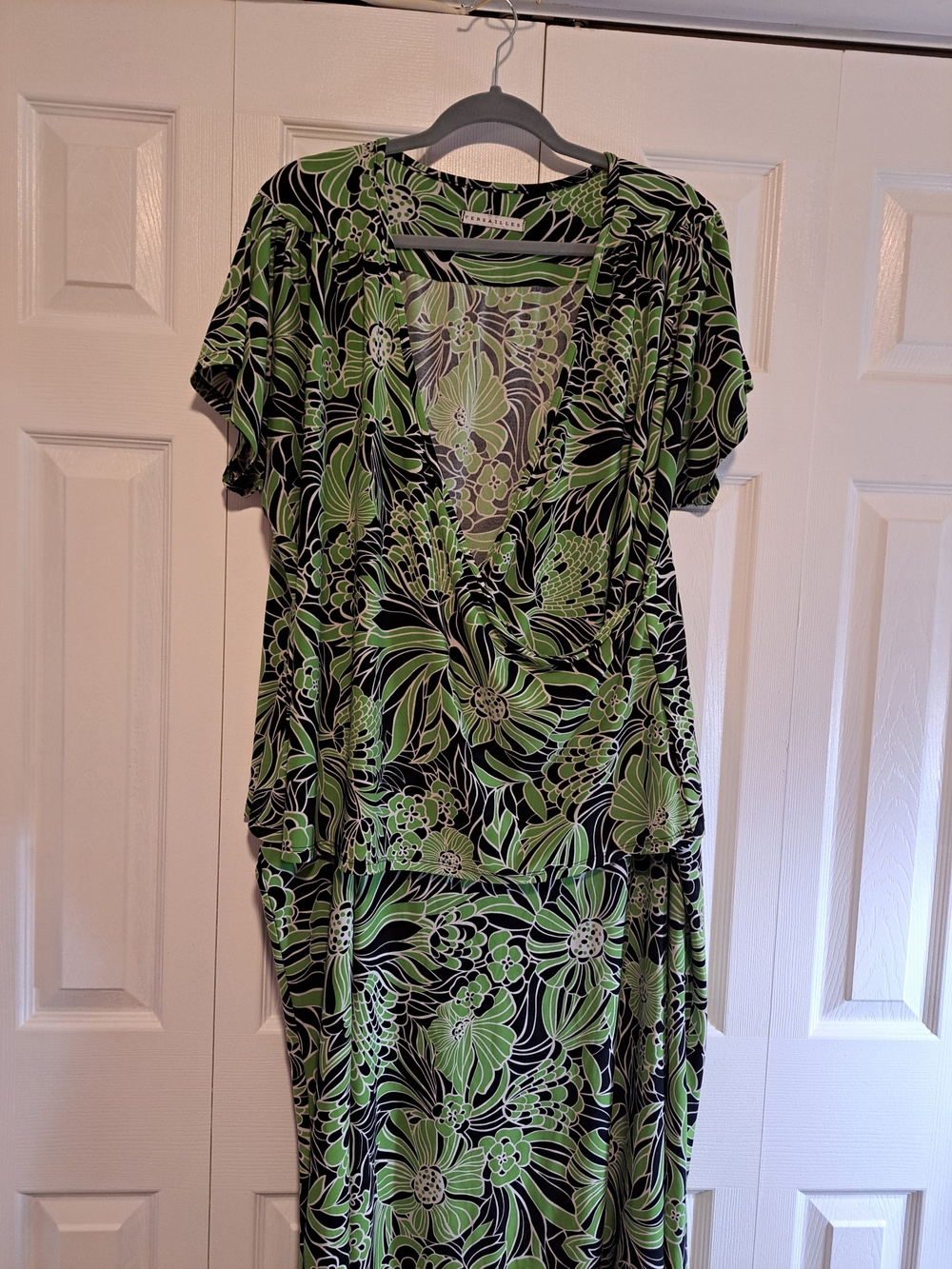Green & Black Floral V-Neck Skirt And Top